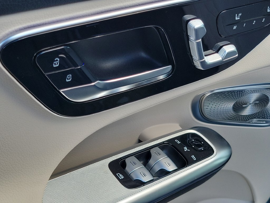 New 2027 Graphite Grey Metallic Mercedes-Benz GLC 300 image 14