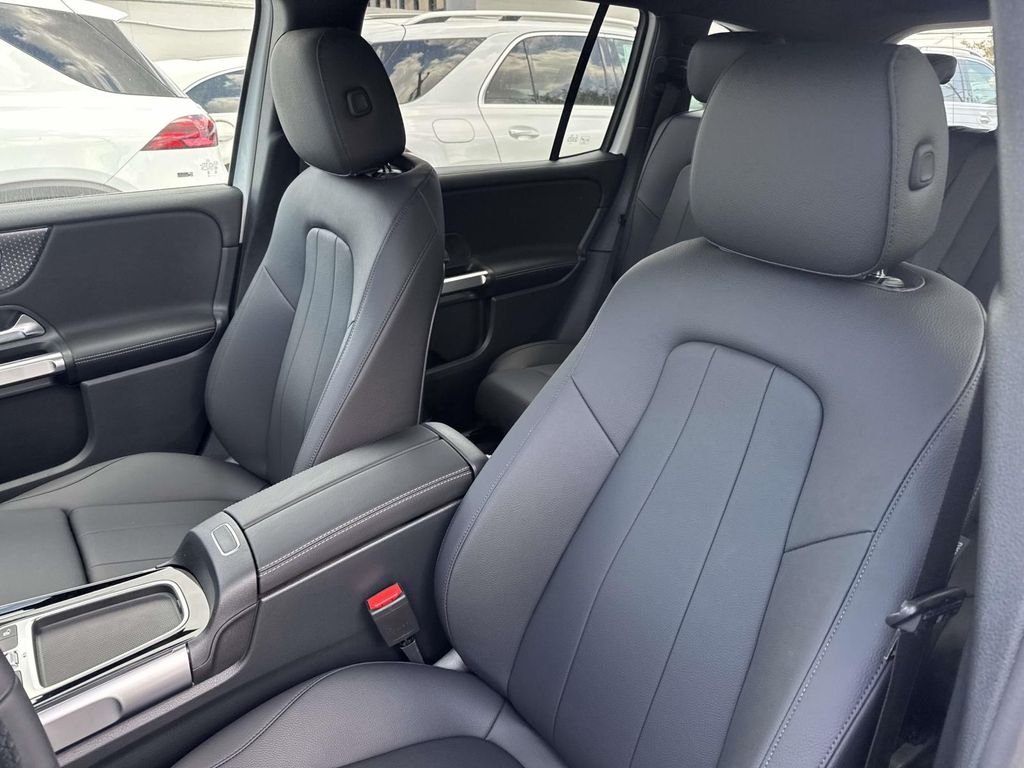 New 2026 Polar White Mercedes-Benz GLB 250 image 9