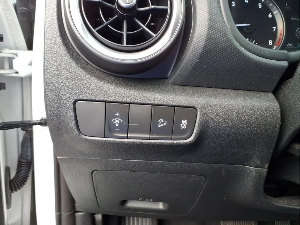 Used 2023 White Hyundai SEL image 21