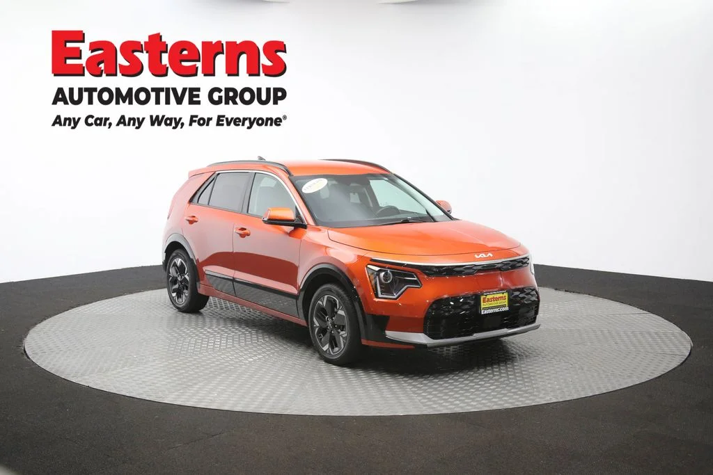 Used 2023 Red Kia Wind image 49