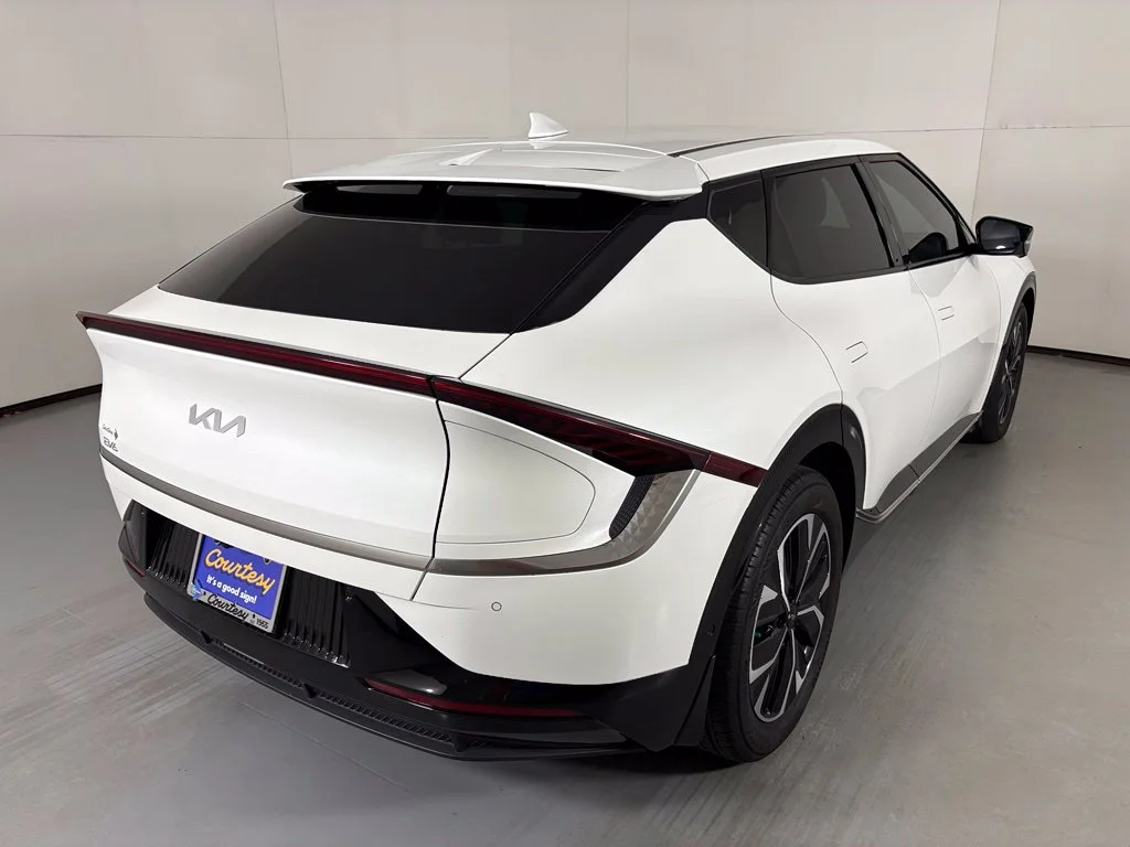 Used 2022 White Kia Wind image 8