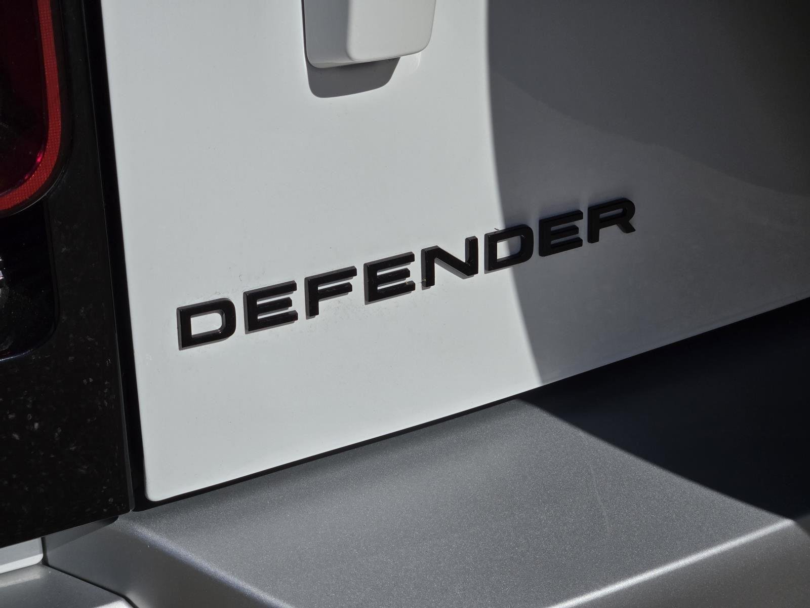 Used 2024 Fuji White Land Rover SE image 8