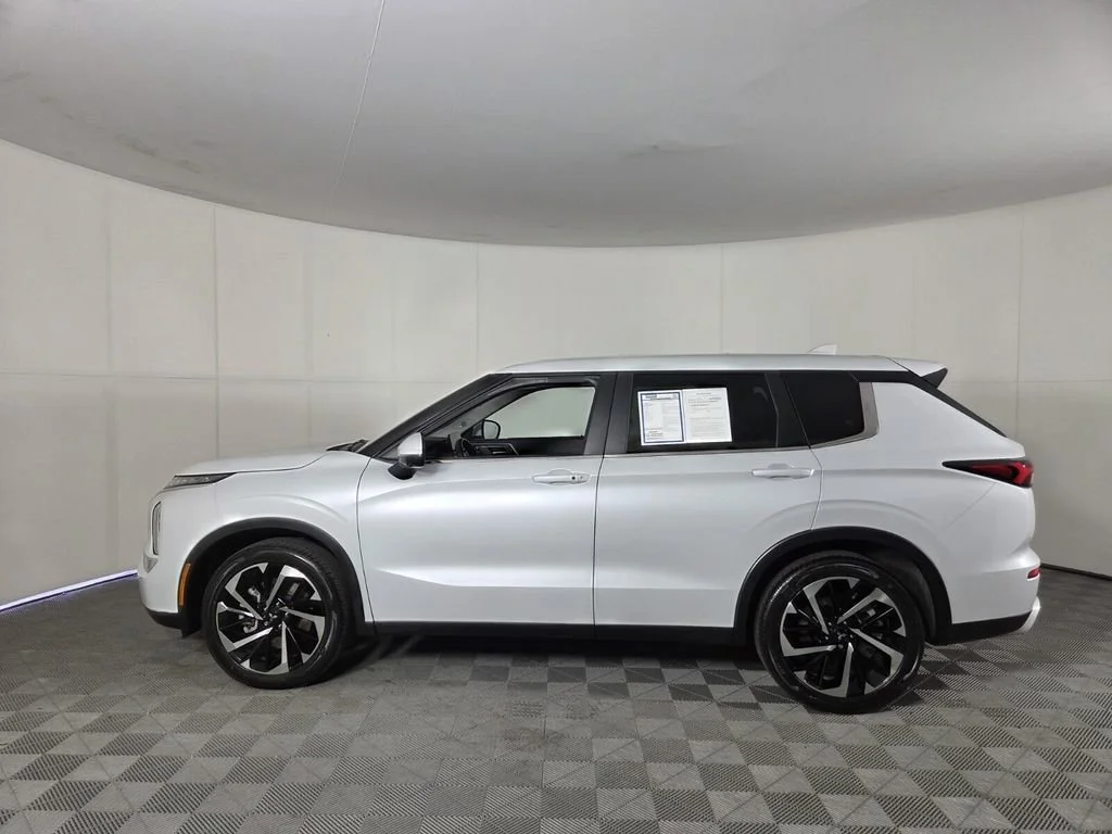 Used 2024 White Mitsubishi SE Black Edition image 10