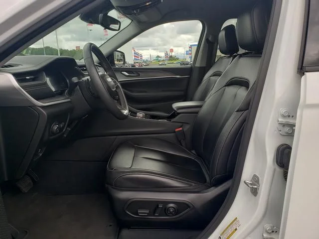 Used 2023  Jeep Limited image 10