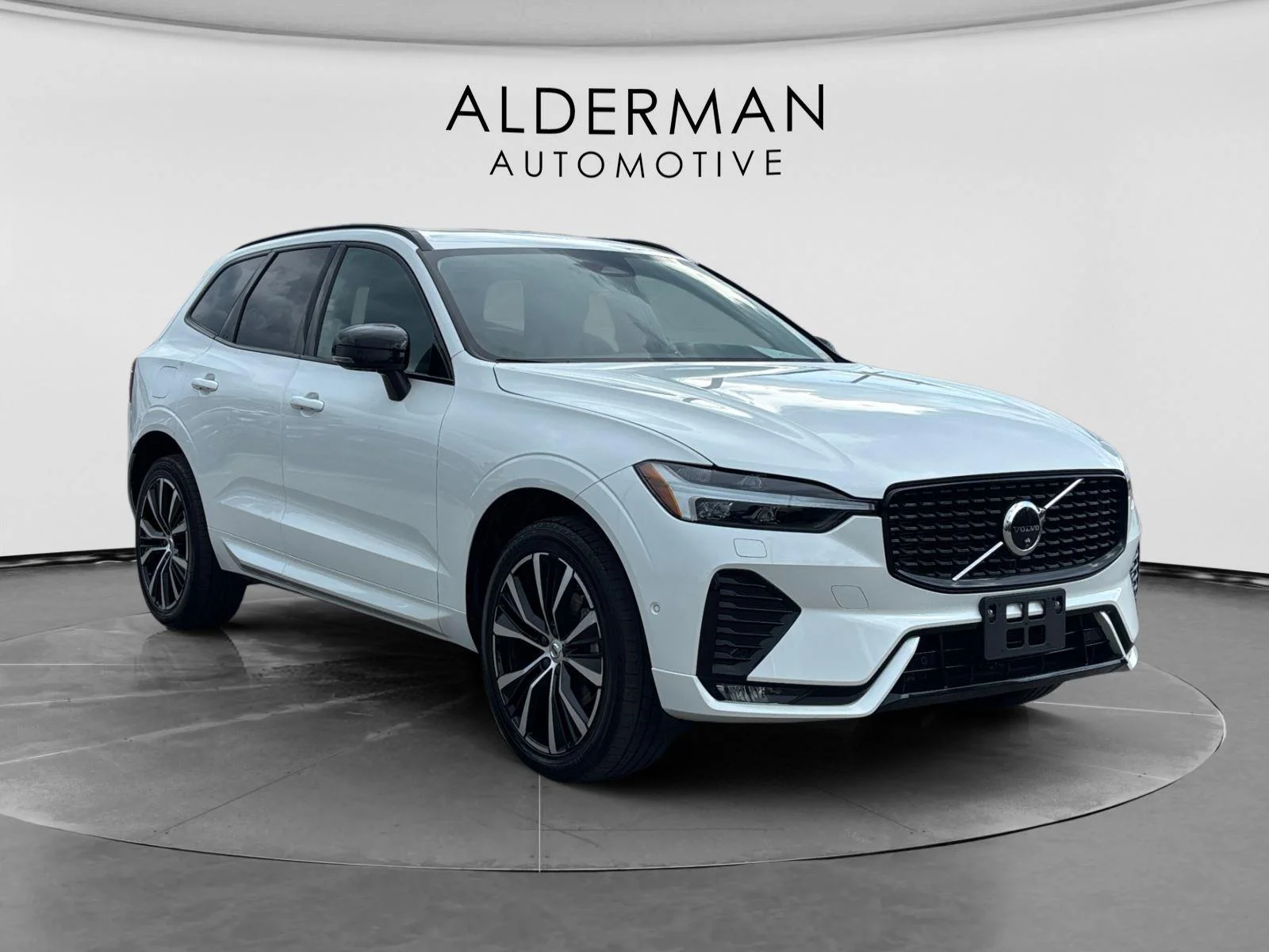 Used 2024 Crystal White Metallic Volvo Plus Dark Theme image 7