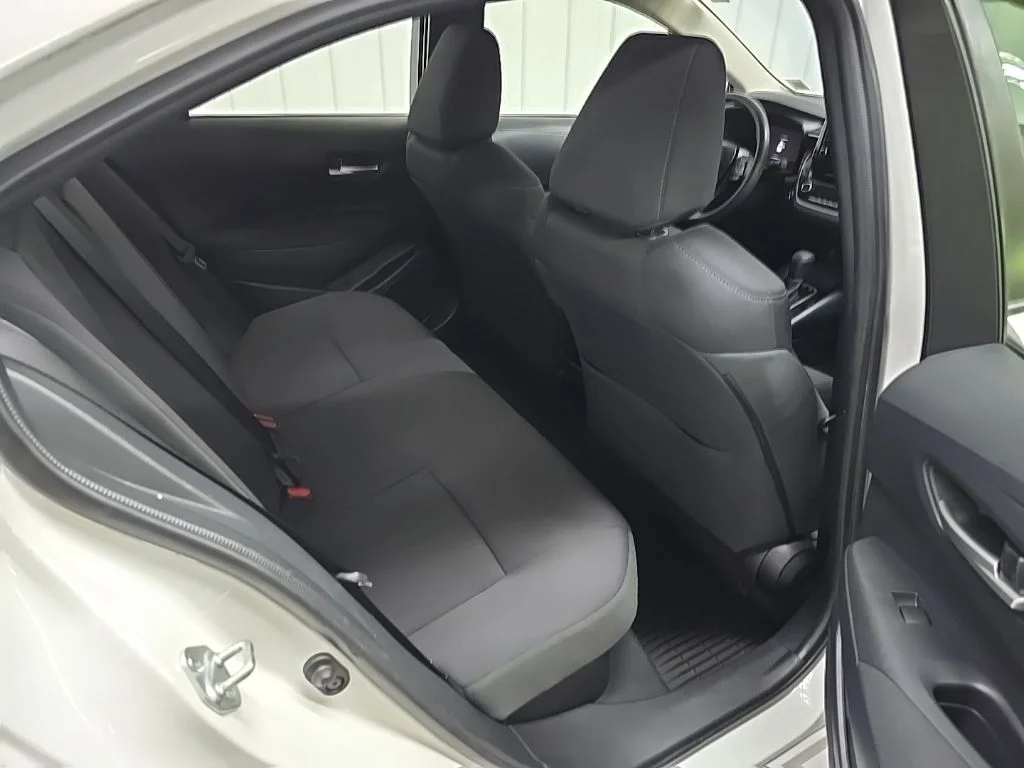 Used 2020 White Toyota LE image 17