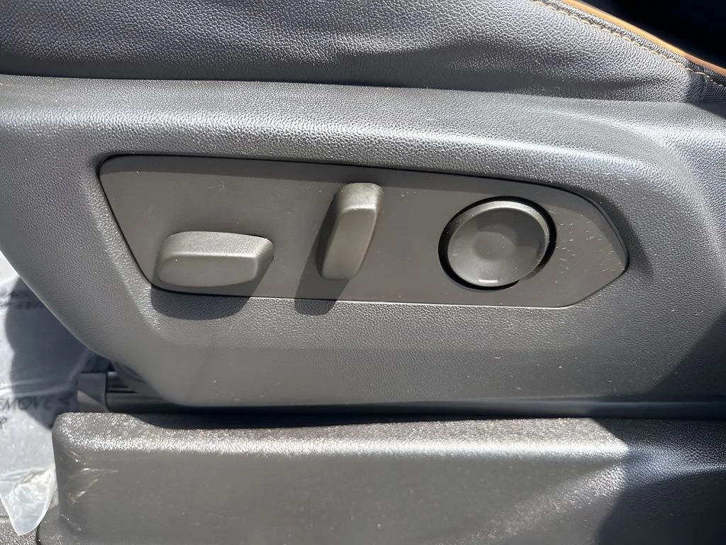 Used 2023 White GMC AT4 image 10