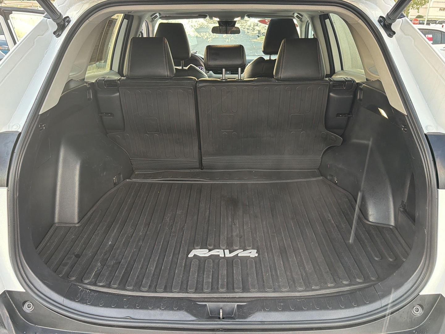 Used 2022 White Toyota XLE image 34