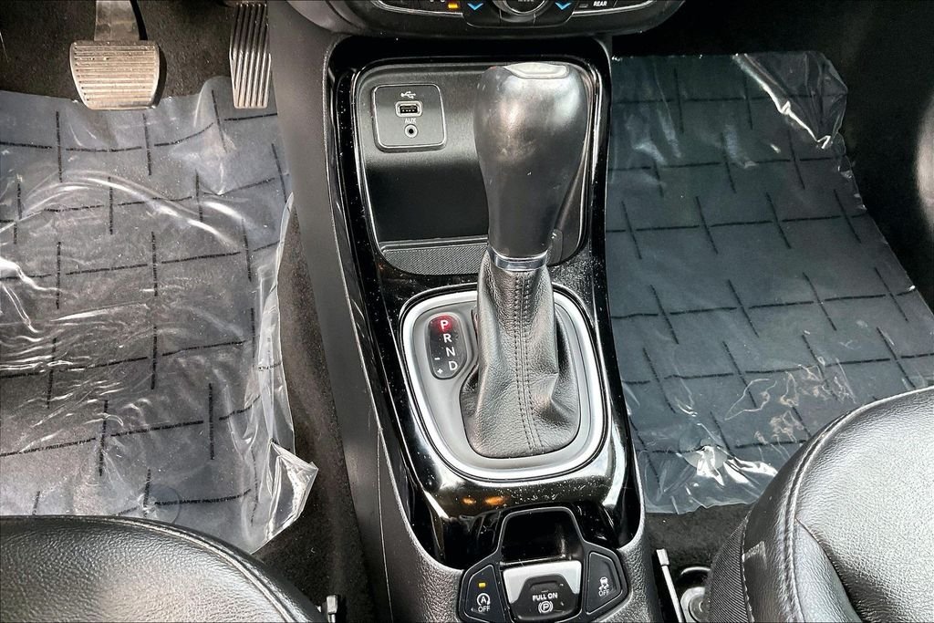 Used 2019 Silver Jeep Latitude image 16