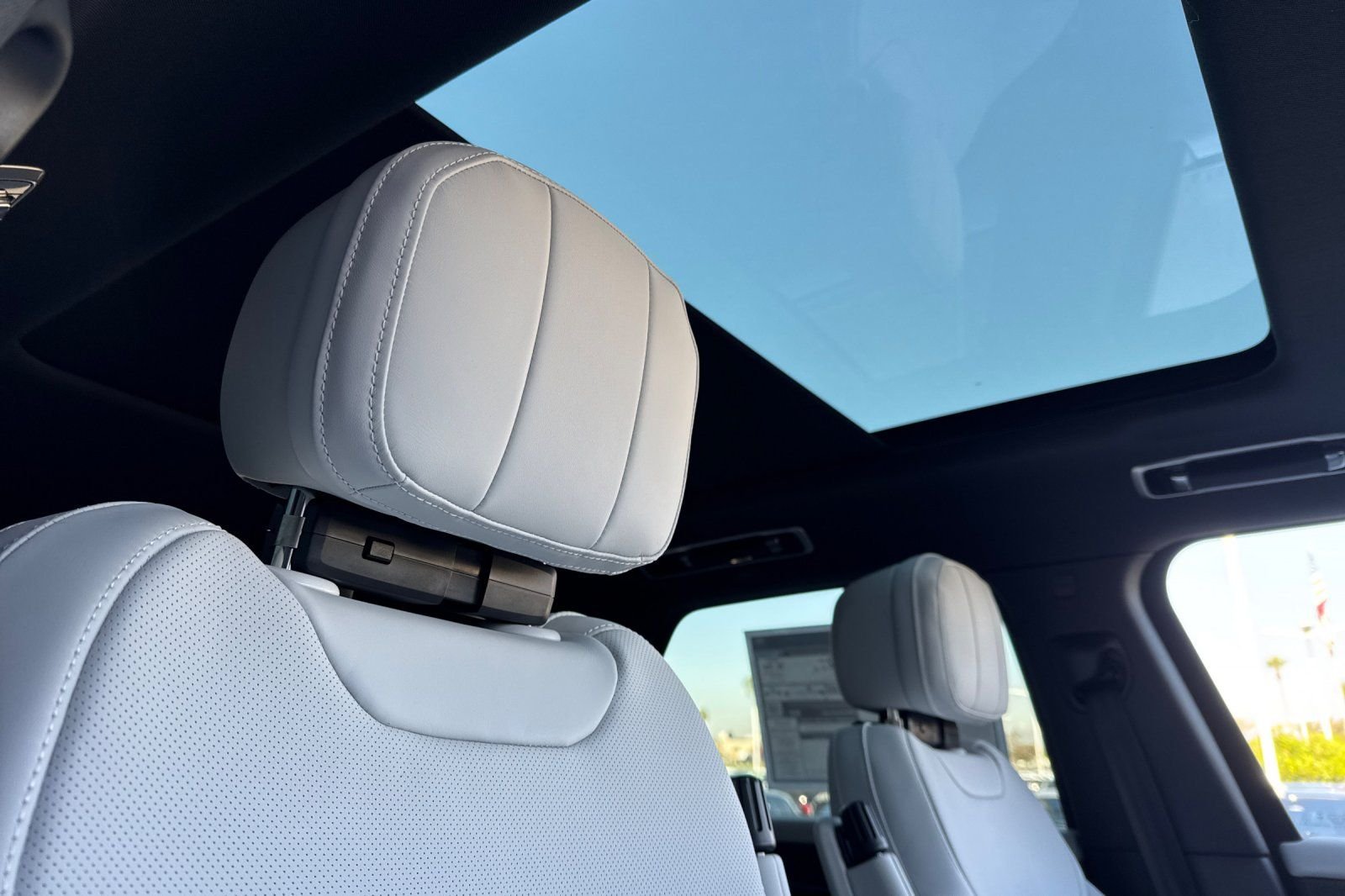 New 2026 Varesine Blue Land Rover SE image 18