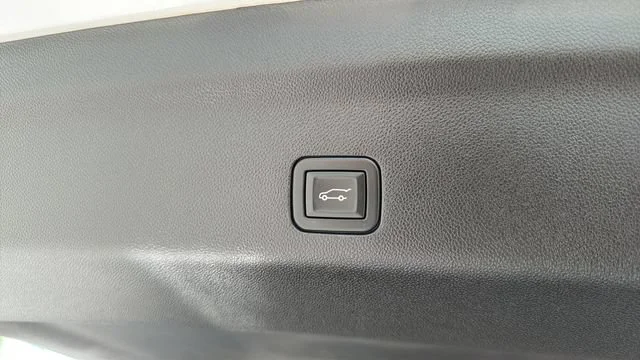 Used 2024 Iridescent Pearl Tricoat Chevrolet High Country image 36