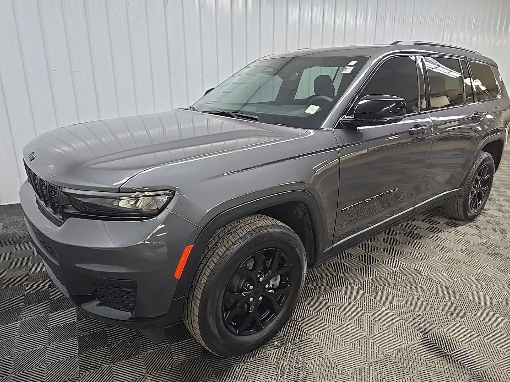 Used 2024 Gray Jeep Altitude image 8