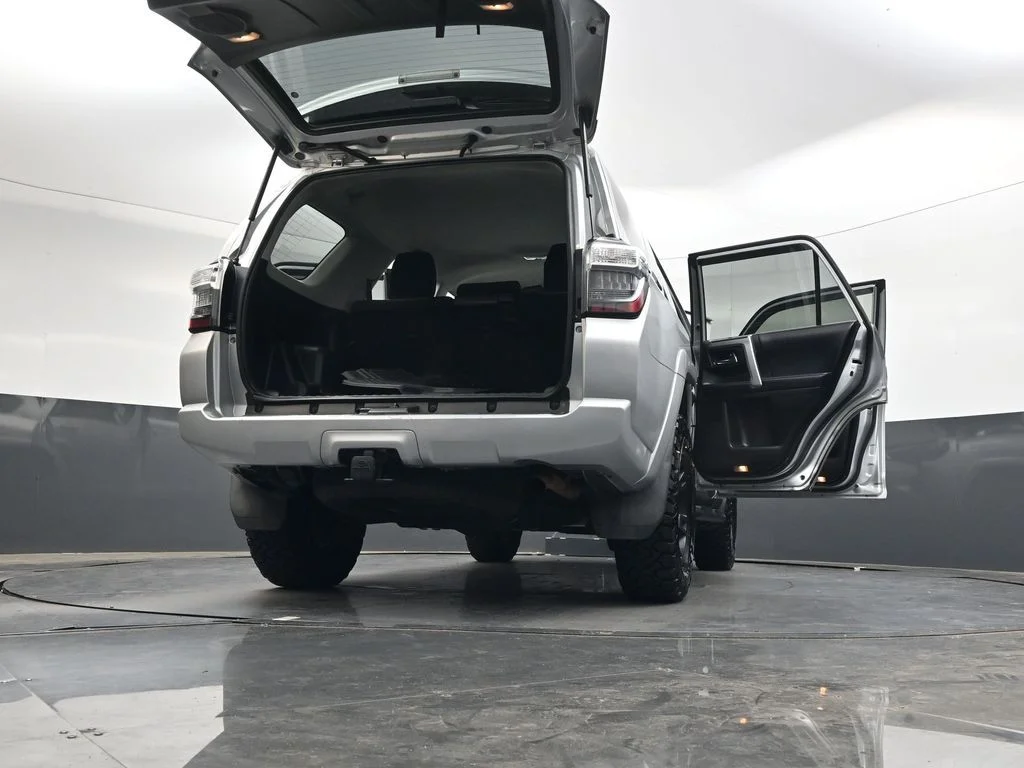 Used 2017 Classic Silver Metallic Toyota SR5 image 39