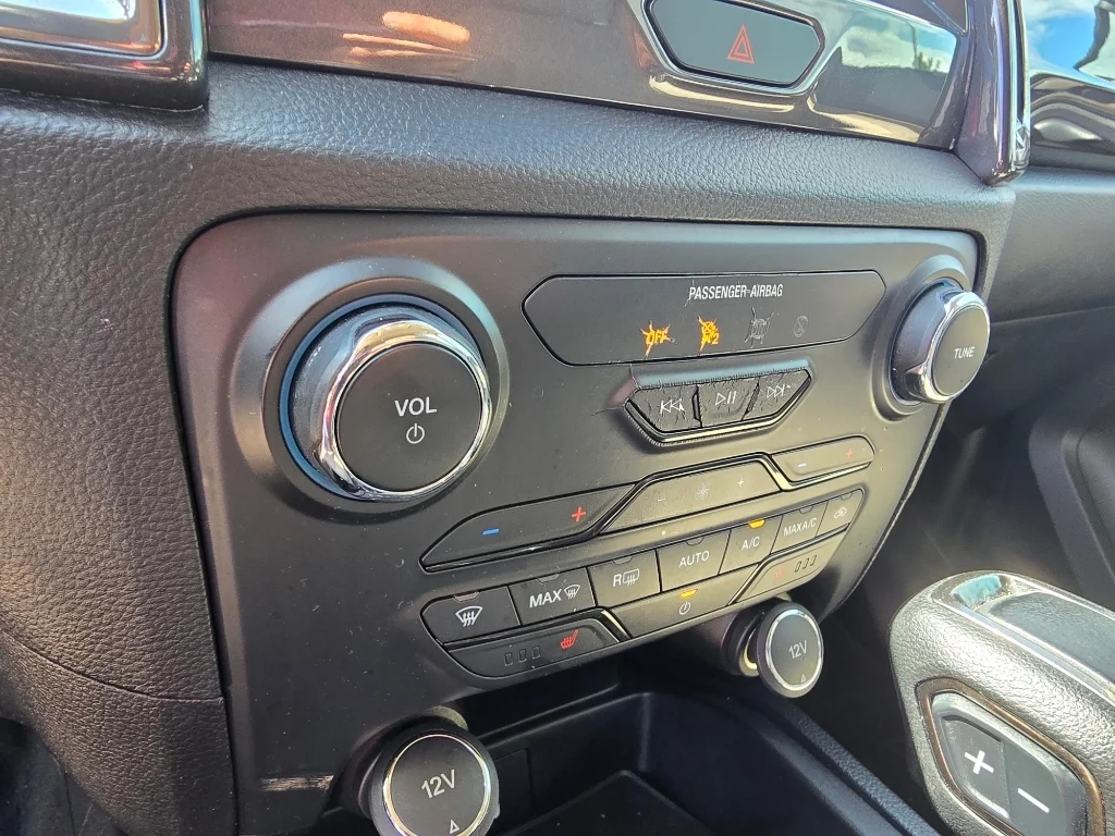 Used 2019 White Platinum Tri-Coat Ford LARIAT image 23
