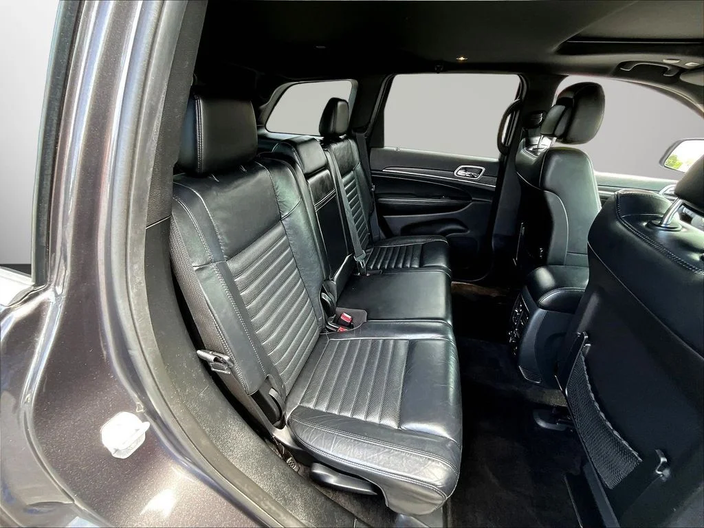 Used 2018 Crystal Metallic Jeep Limited image 28