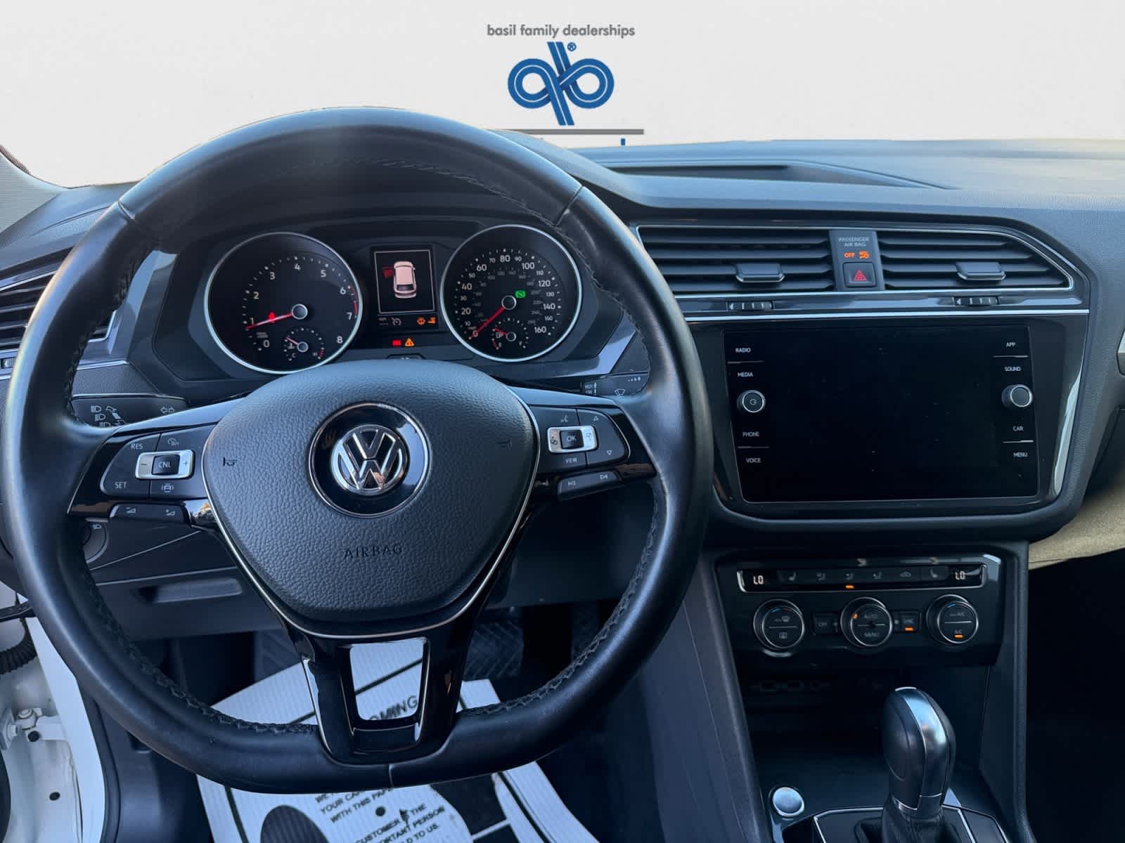 Used 2019 Pure White Volkswagen SE image 16