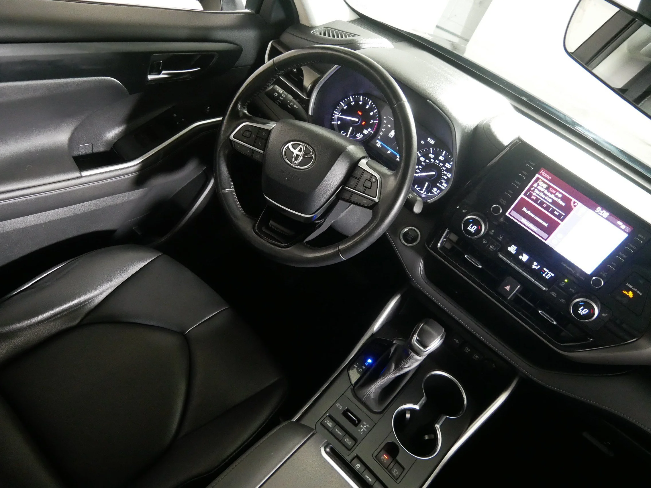Used 2020 Opulent Amber Toyota XLE image 9