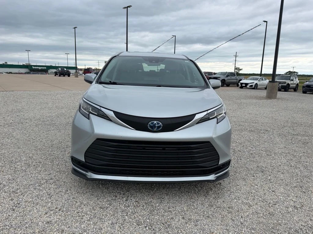 Used 2022 Silver Toyota LE image 8