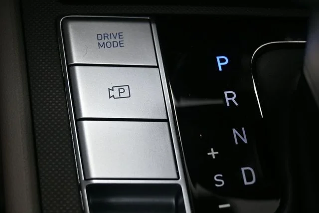 Used 2025 Black Hyundai SEL Sport image 27