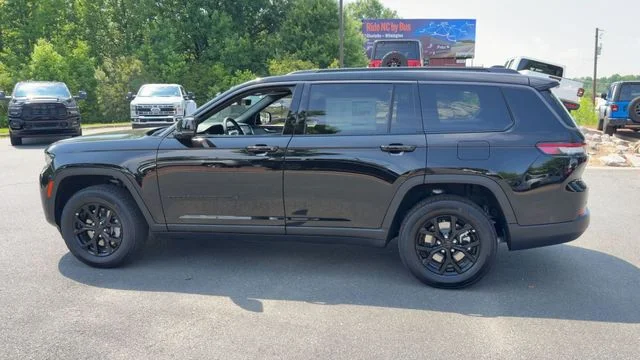New 2026 Diamond Black Crystal Pearl-Coat Exterior Paint Jeep Laredo Altitude image 5
