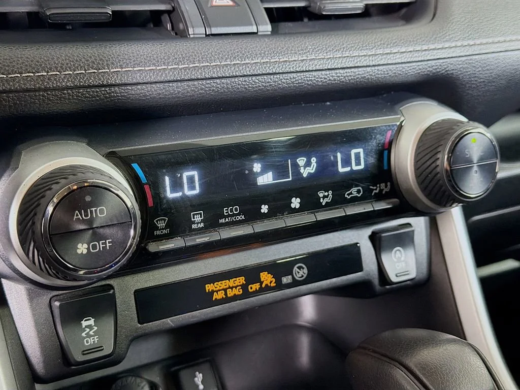 Used 2021  Toyota XLE image 16