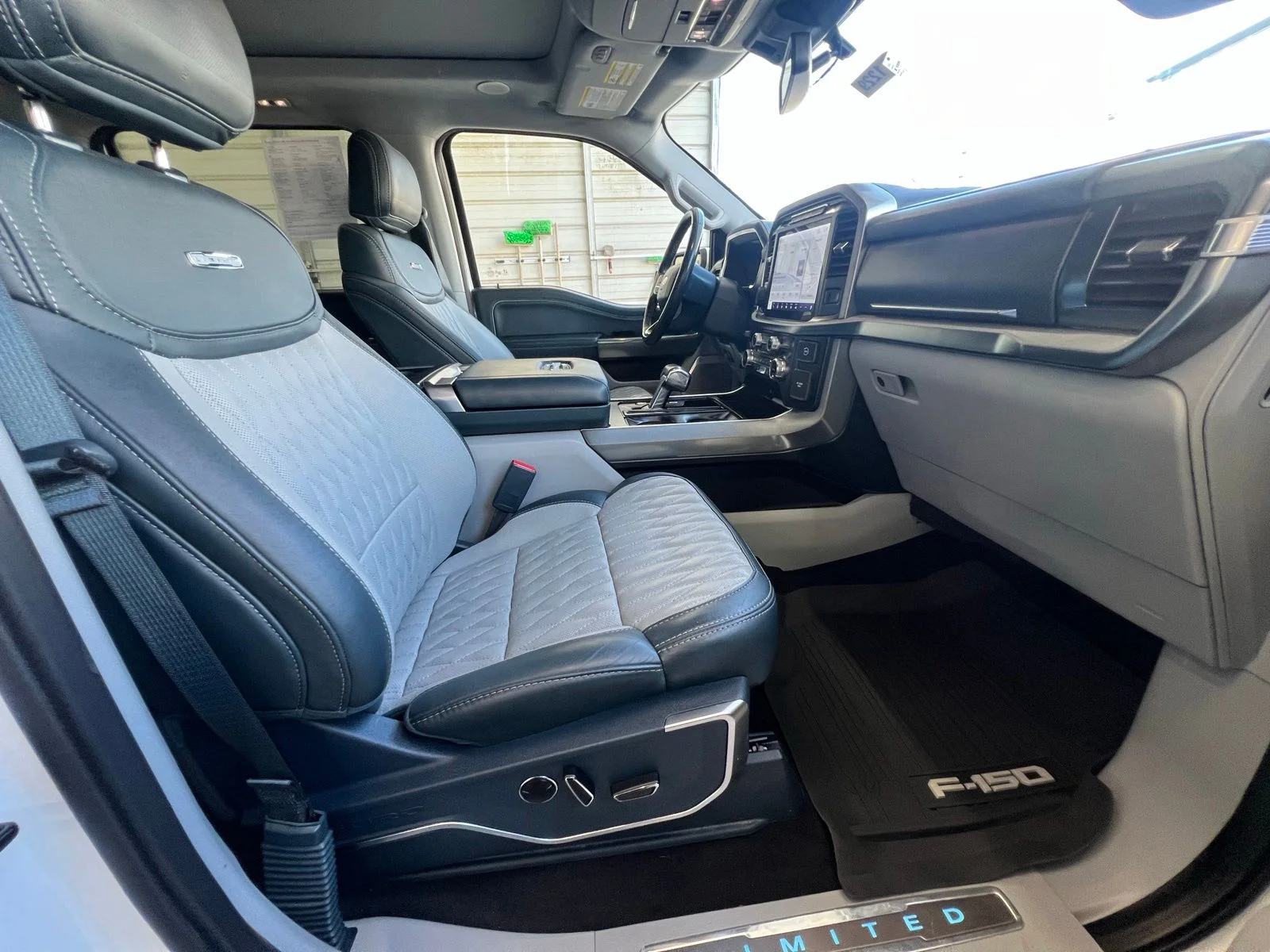 Used 2023 White Ford Limited image 19
