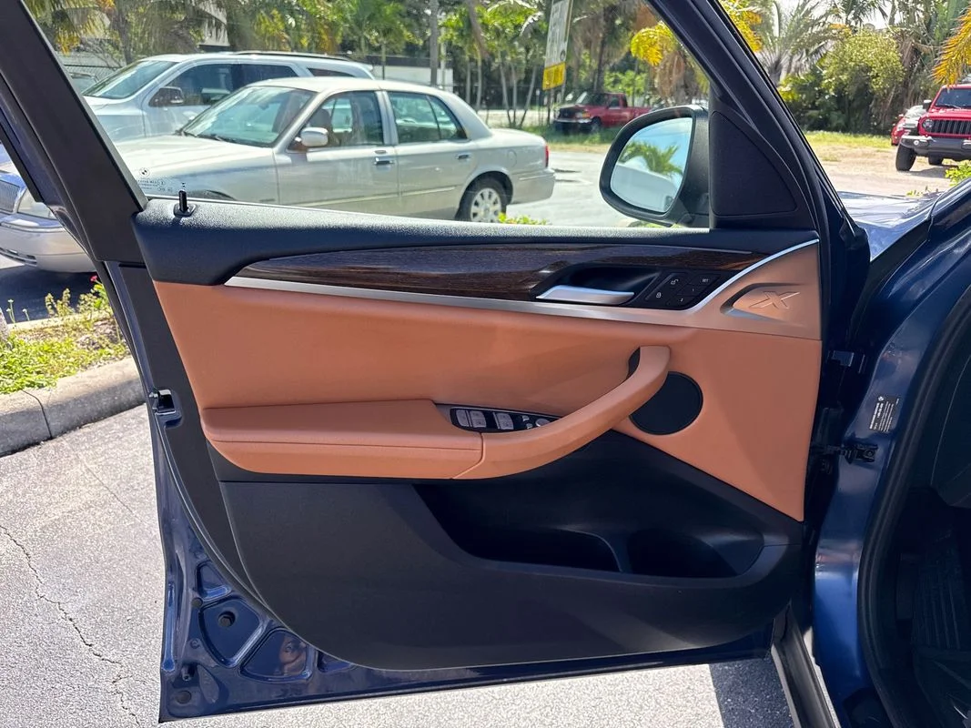 Used 2023  BMW xDrive30i image 10