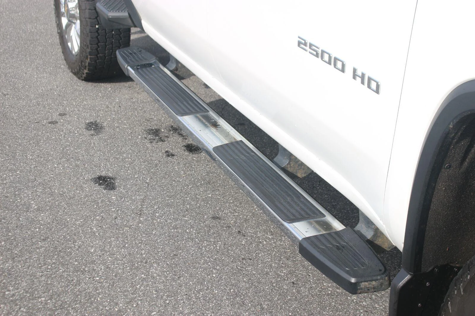 Used 2023 SUMMIT WHITE Chevrolet High Country image 10