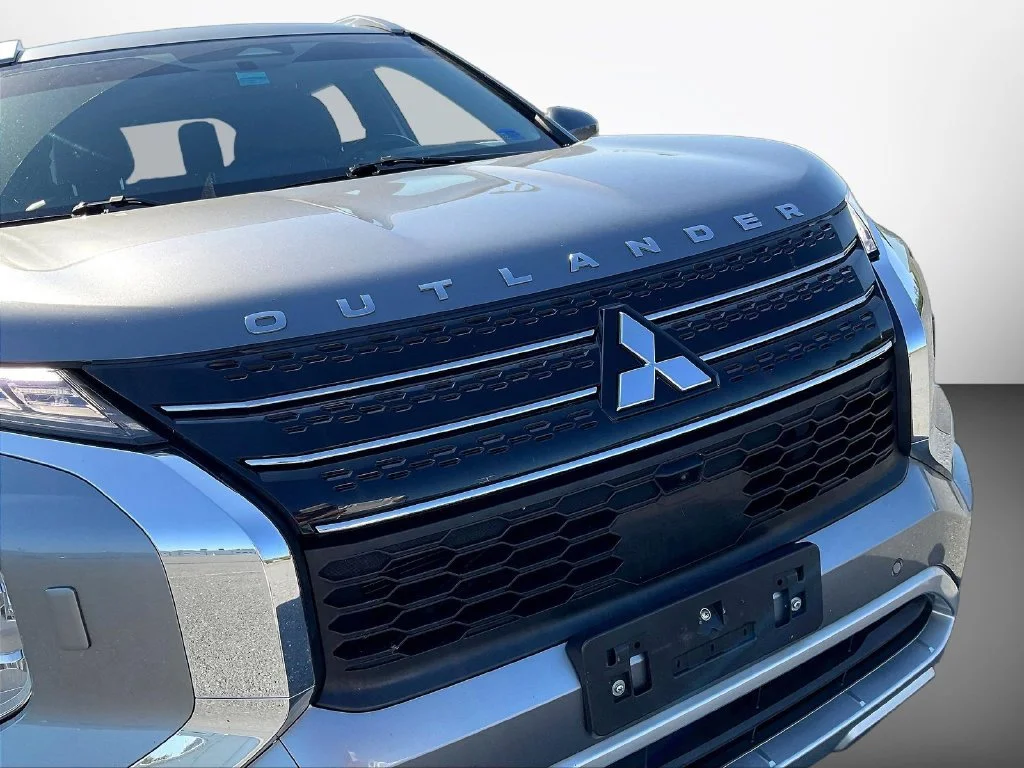 Used 2022 Silver Mitsubishi SEL image 36