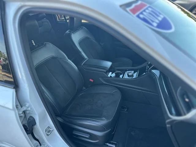 Used 2022 White Jeep Altitude image 27