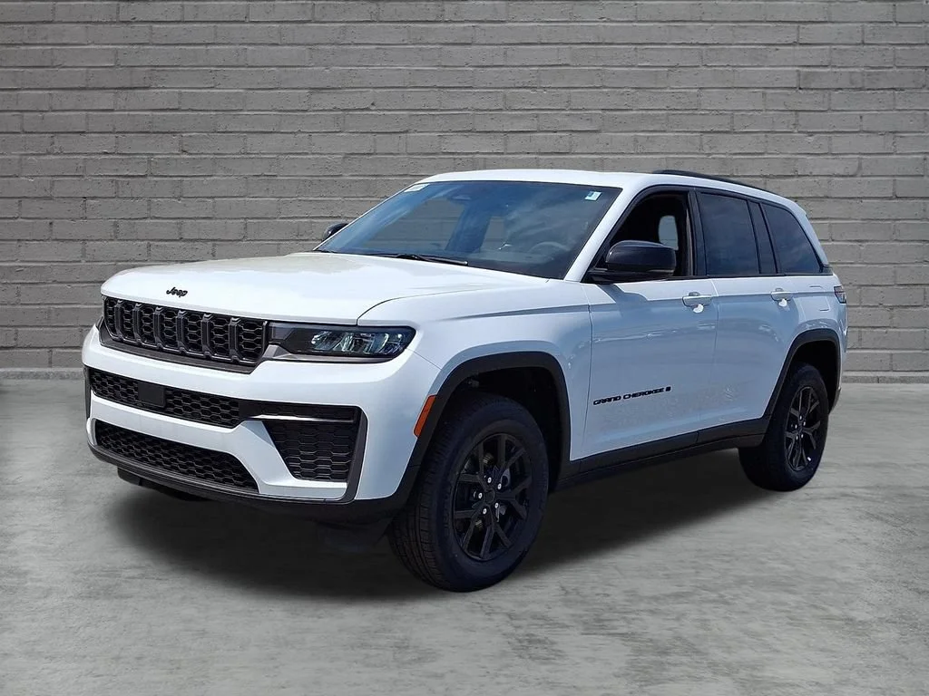 New 2026 Bright White Clearcoat Jeep Laredo Altitude image 4