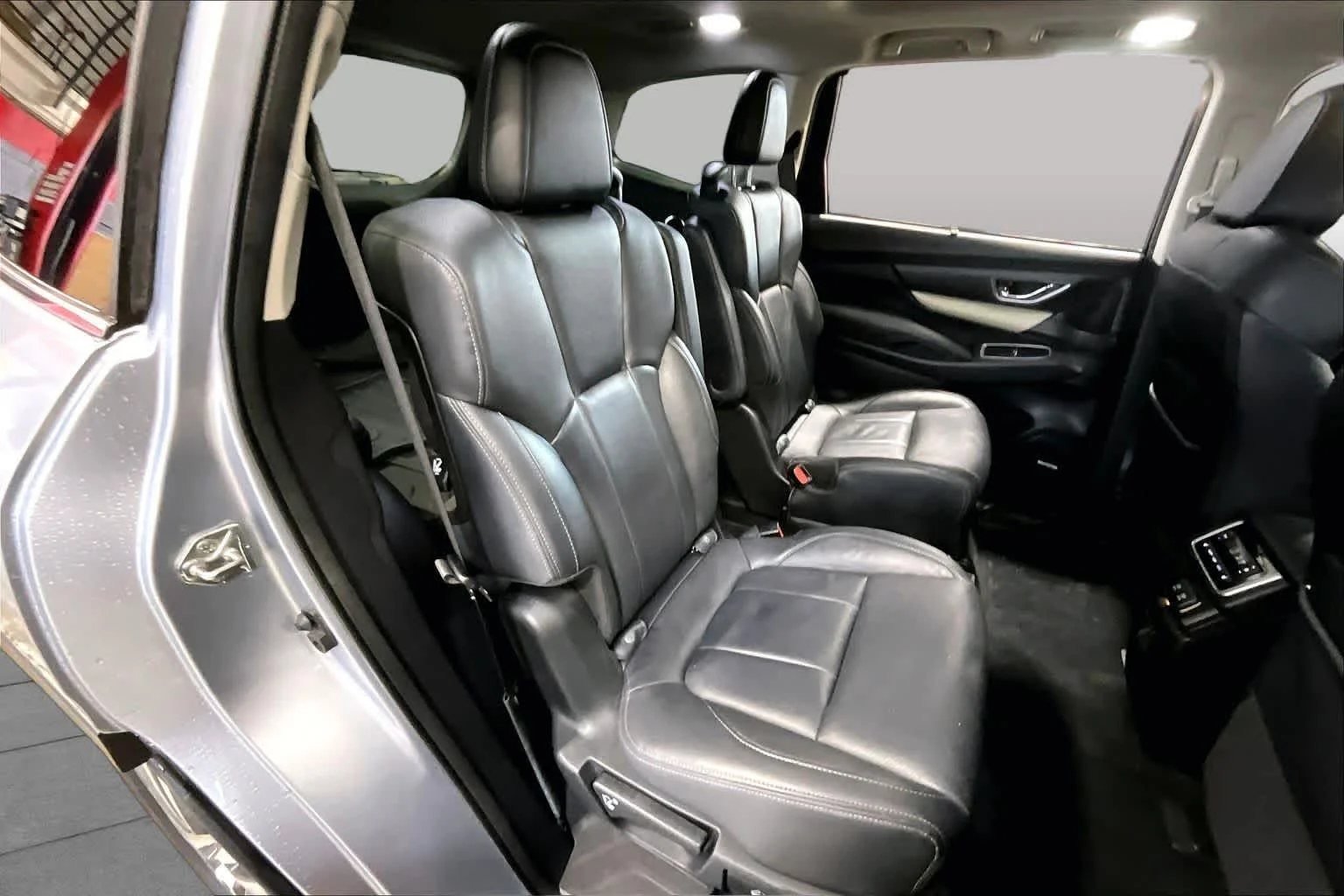 Used 2019 Ice Silver Metallic Subaru Limited image 19