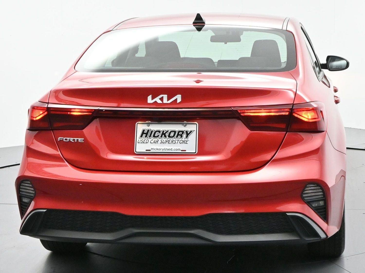 Used 2022 Currant Red Kia LXS image 6