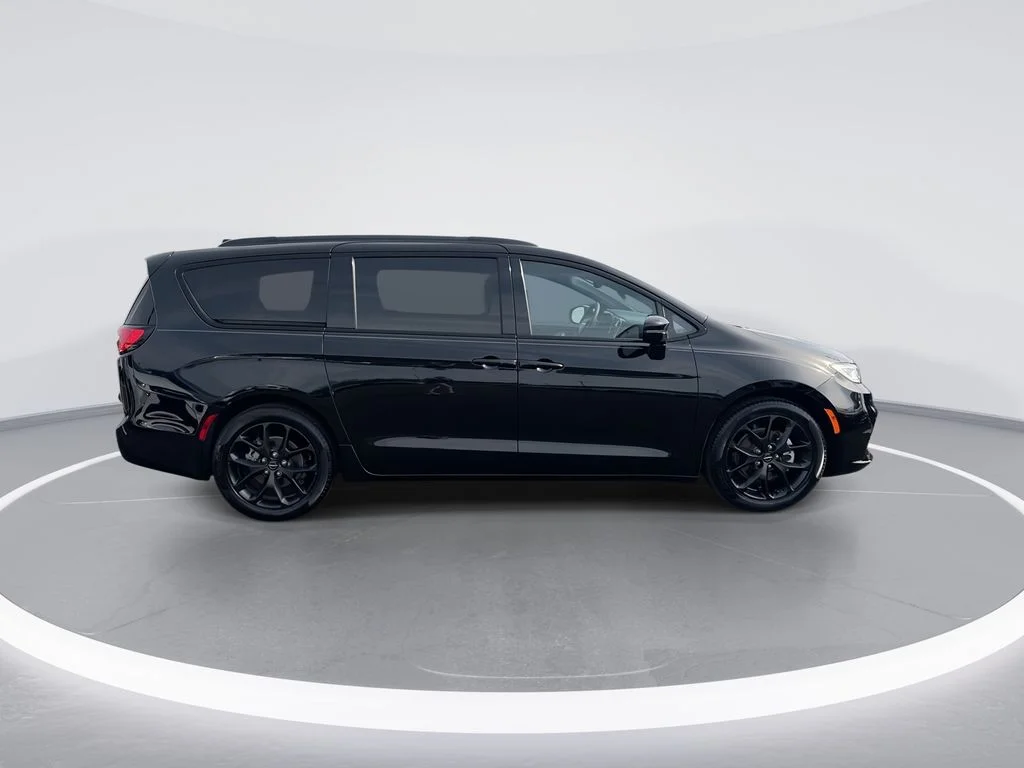 Used 2024 Black Chrysler Touring L image 9