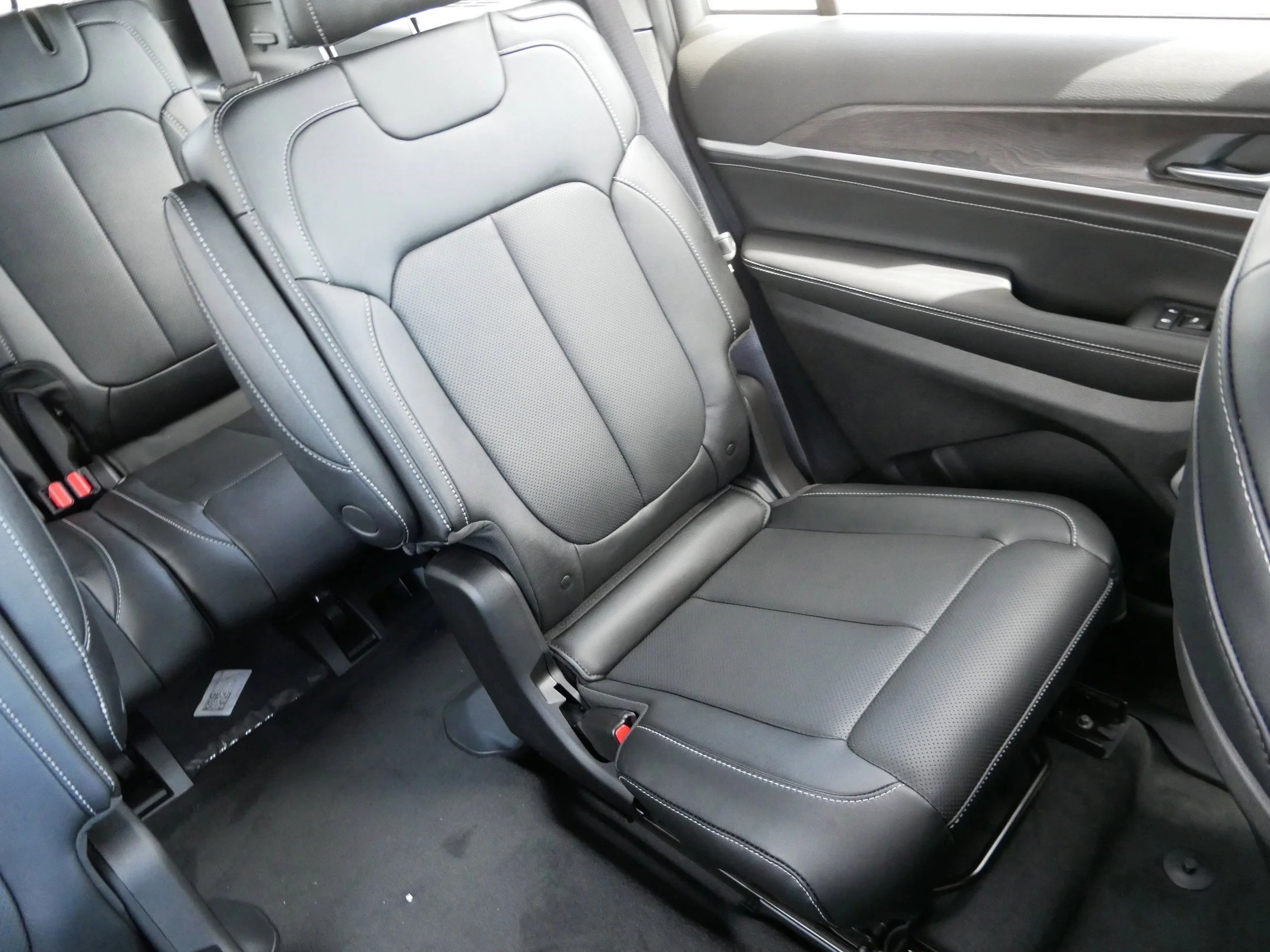 New 2026 Bright White Clear-Coat Exterior Paint Jeep Limited Reserve image 14