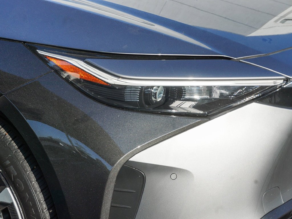 Used 2023  Toyota XLE image 10