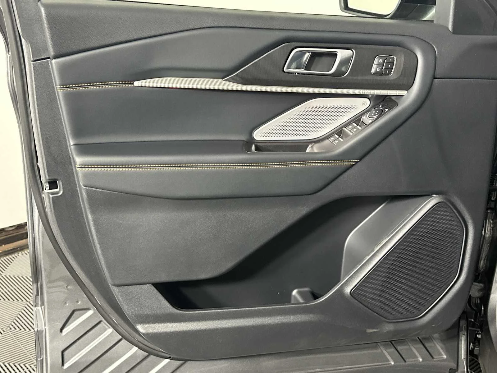 New 2026 Carbonized Gray Metallic Ford Tremor image 10