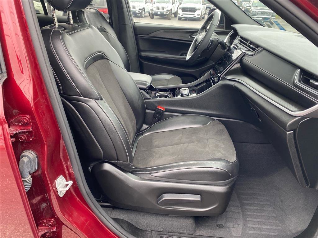 Used 2023 Velvet Red Pearlcoat Jeep Altitude image 26