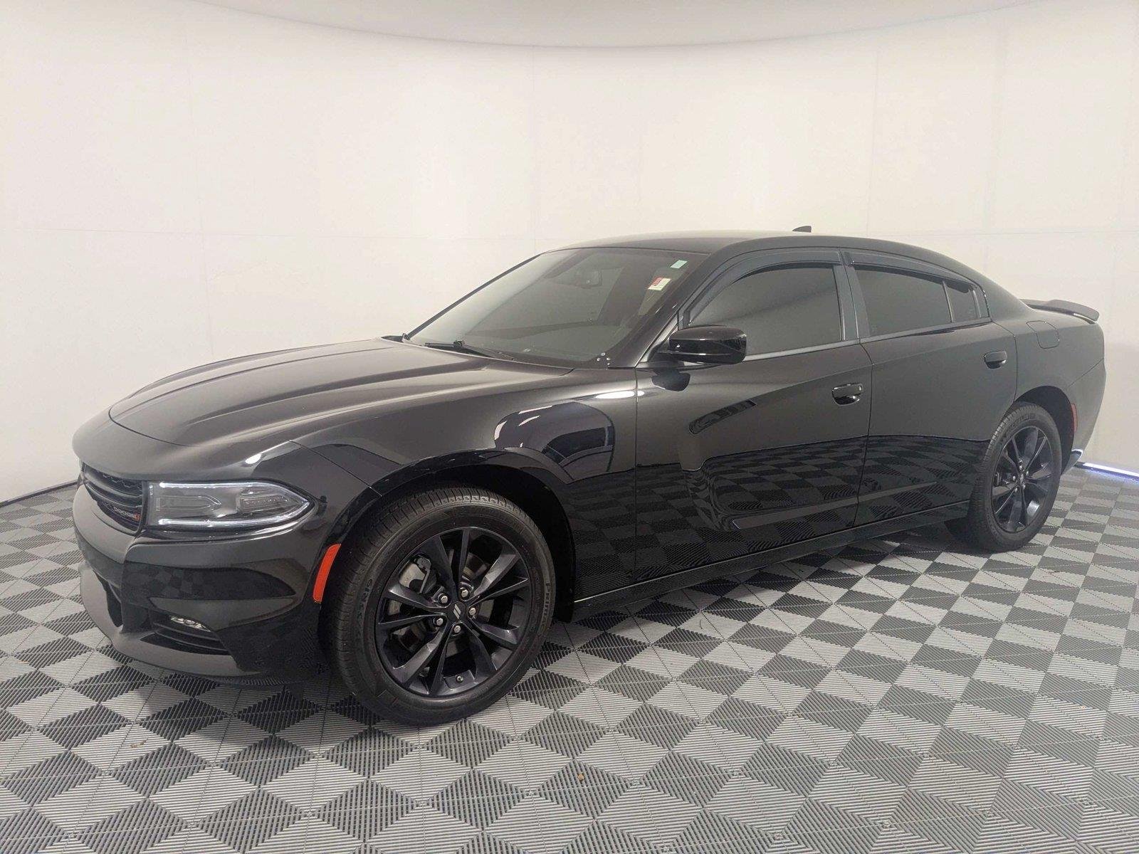 Used 2023 Pitch Black Clearcoat Dodge SXT image 1