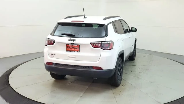 New 2026 Bright White Clear-Coat Exterior Paint Jeep Latitude image 10