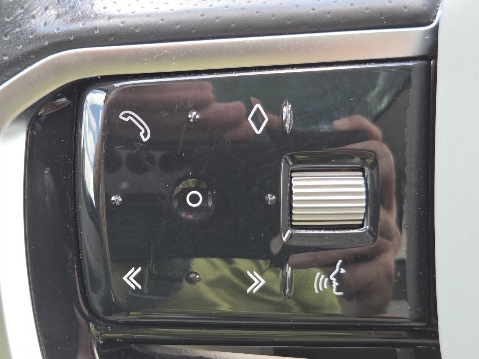 Used 2023 Fuji White Land Rover Dynamic image 12