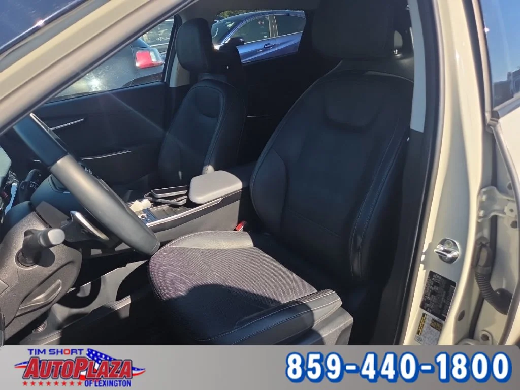 Used 2022 White Kia Wind image 5