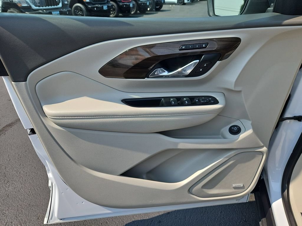 Used 2020 White Frost Tricoat GMC Denali image 10