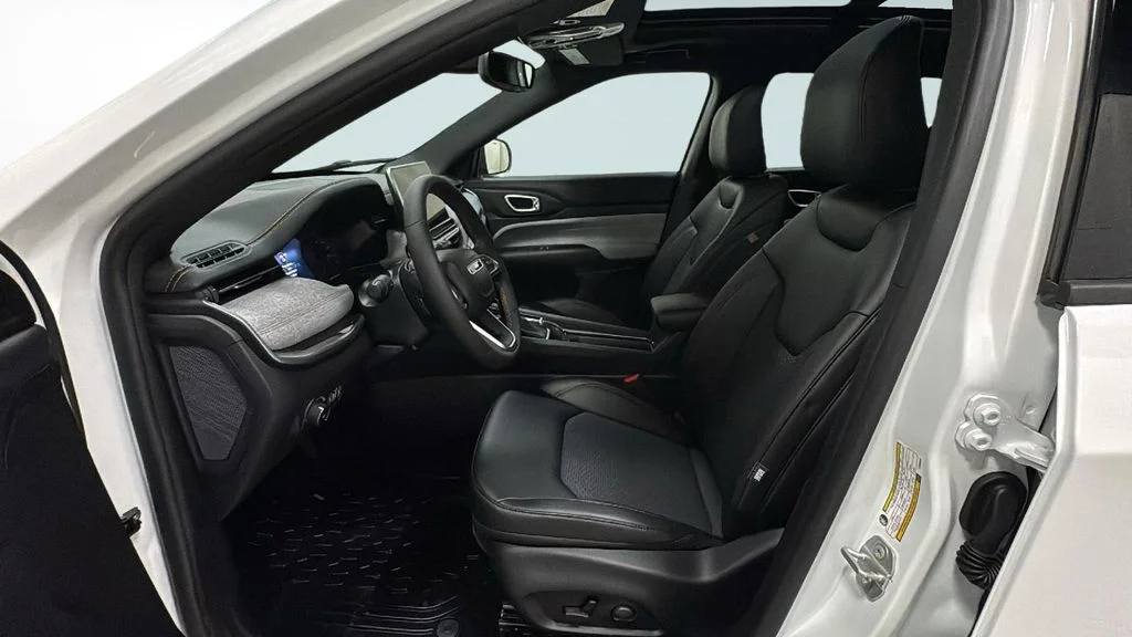 New 2026 Bright White Clearcoat Jeep Latitude image 6