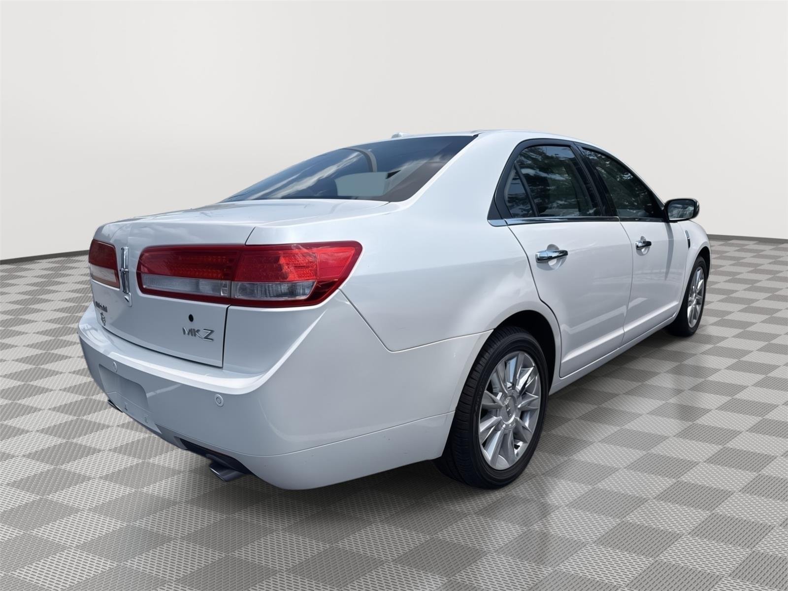 Used 2012 White Platinum Metallic Tri-Coat Lincoln Ultimate image 6