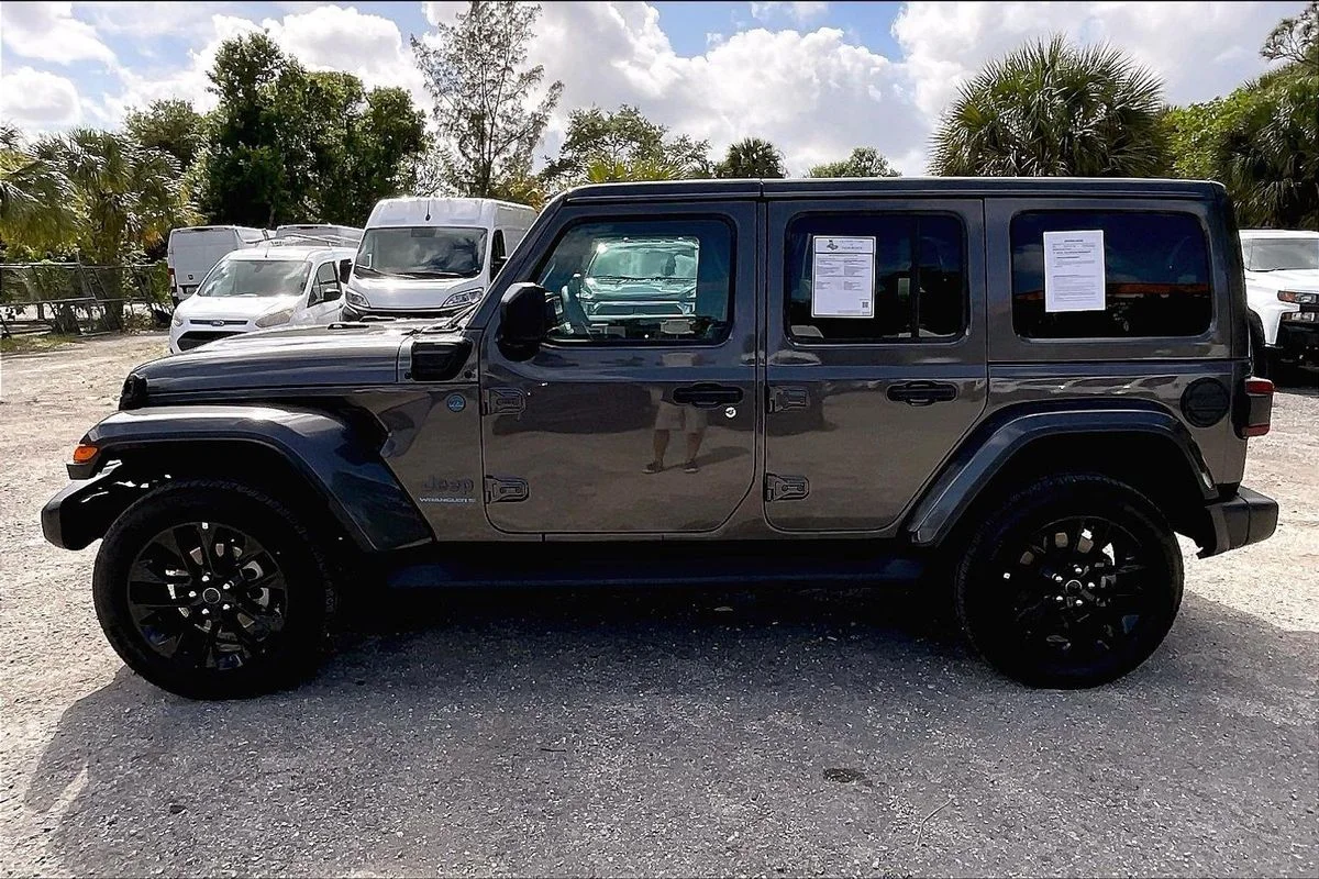 Used 2025  Jeep Sahara 4xe image 29
