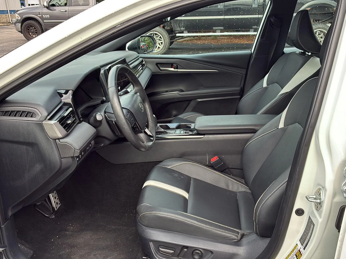Used 2025 Ice Toyota XSE image 9