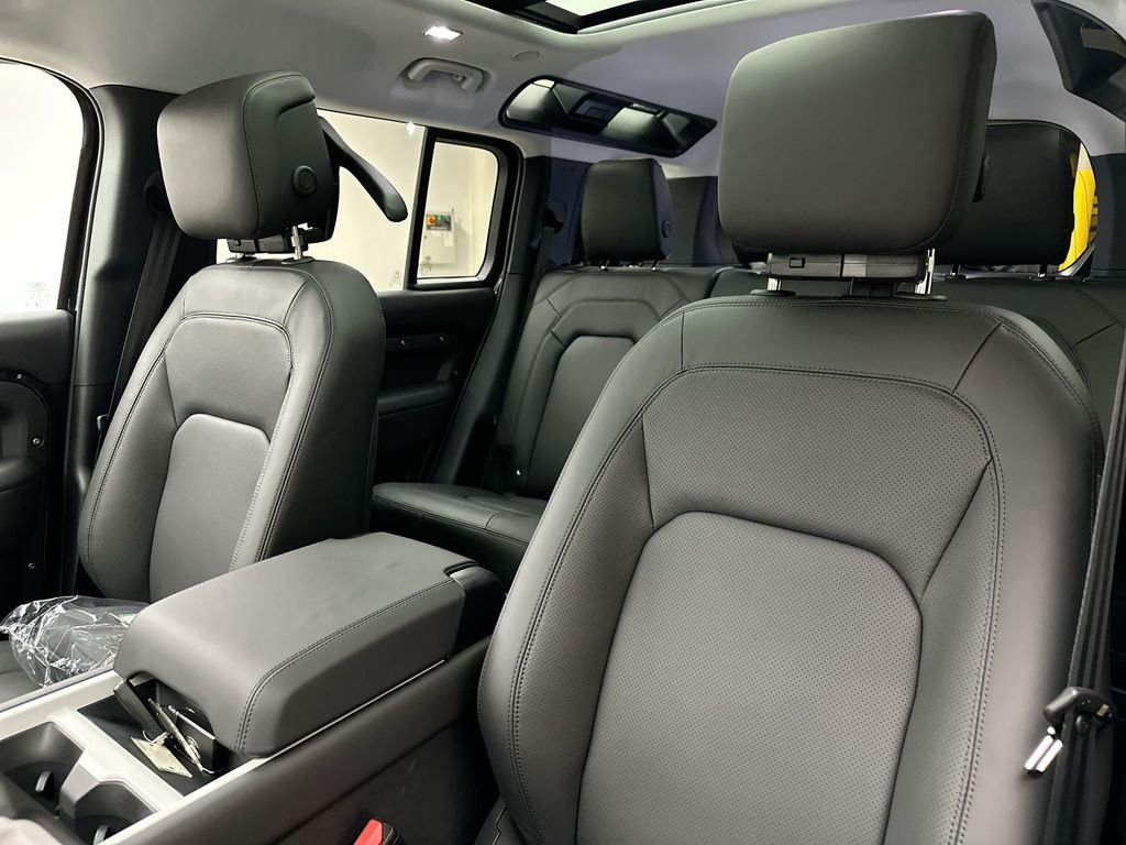 New 2026 Santorini Black Metallic Land Rover S image 10