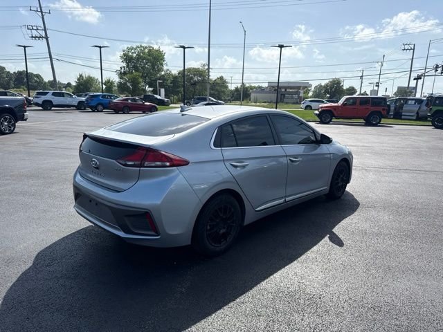 Used 2020 Silver Hyundai SE image 4