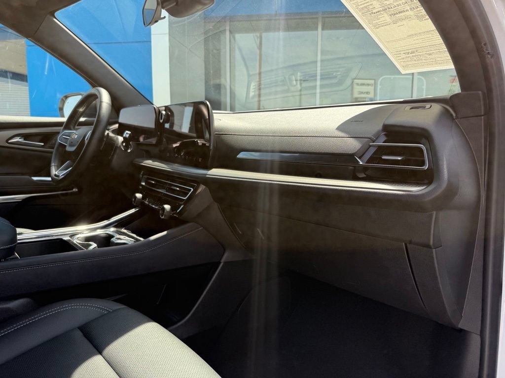 Used 2025 Summit White Chevrolet LT image 17